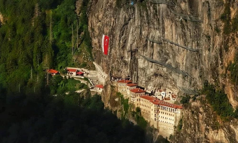 Πόντος: Γέμισαν την Παναγία Σουμελά με τουρκικές σημαίες